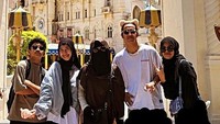 <p>Umi Pipik dikaruniai empat anak dari pernikahannya dengan mendiang Ustaz Jefri Al Buchori. Mereka adalah Adiba Khanza, Abidzar Al Ghifari. Ayla Azuhro, dan Attaya Bilal Rizkillah. (Foto: Instagram @_ummi_pipik_)</p>