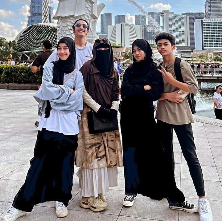 <p>Sesampainya di Singapura, Umi Pipik dan keempat anaknya pergi mengunjungi landmark terkemuka yaitu patung Merlion. Mereka kompak berpose ke arah kamera. (Foto: Instagram @_ummi_pipik_)</p>
