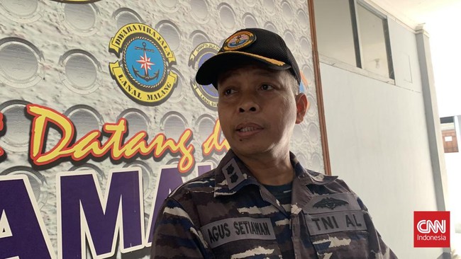 Dua prajurit TNI AL pengemudi bus yang menerobos perlintasan kereta api di Malang masih diperiksa secara etik dan terancam sanksi.