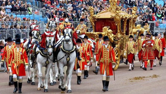 Inggris gegap gempita menyambut penobatan Raja Charles III, Sabtu (6/5). Warga siap mengikuti prosesi, baik langsung maupun melalui layar kaca dan jagat maya.