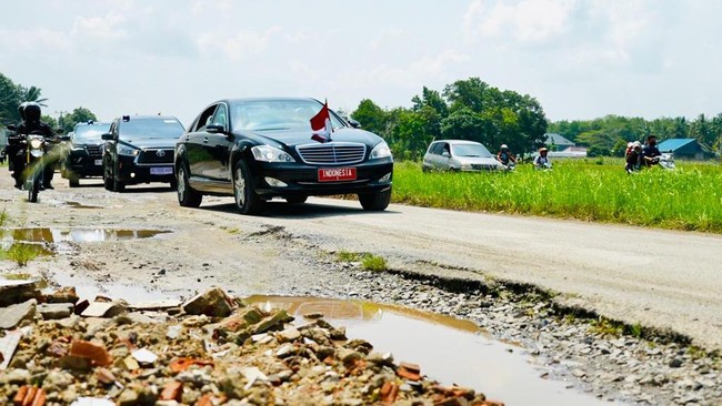 Sejumlah pengamat menyebut langkah Jokowi mengambil alih perbaikan jalan rusak di Lampung sebagai prank dan langkah tak mendidik yang bisa picu iri daerah lain.