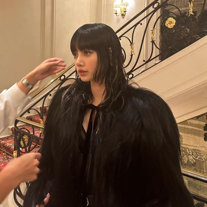 <p>Pada bulan Februari lalu, Lisa BLACKPINK juga sempat terlihat memiliki gaya rambut hime cut. Potongan rambut itu membuat rambutnya yang ikal terlihat lebih manis, ya? (Foto: Instagram @lalalalisa_m)</p>