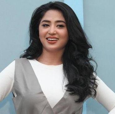 Keponakan Lahirkan Anak Pertama, Dewi Perssik Senang Punya Cucu