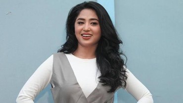 Keponakan Lahirkan Anak Pertama, Dewi Perssik Senang Punya Cucu