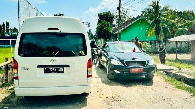 Mobil yang ditumpangi Menteri BUMN Erick Thohir nyangkut di jalanan berlumpur saat menemani Jokowi meninjau jalan rusak di Lampung, Jumat (5/5) ini.