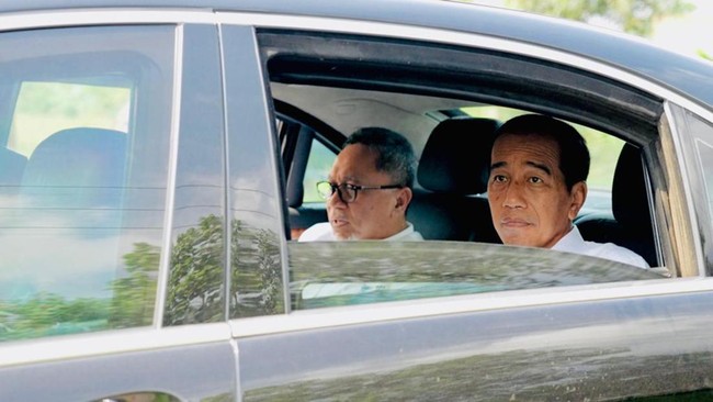 Menteri Perdagangan Zulkifli Hasan ikut menemani Presiden Jokowi saat meninjau jalan rusak di Lampung Selatan, Provinsi Lampung, Jumat (5/5).