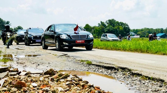 Presiden Joko Widodo (Jokowi) juga bakal mengambil alih renovasi jalan rusak di Riau, setelah melakukan hal serupa di Lampung dan Jambi.