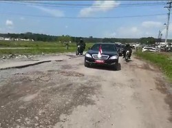 Jokowi Naik Mobil RI-1 Lewat Jalan Rusak di Lampung, Kesusahan Hindari Lubang