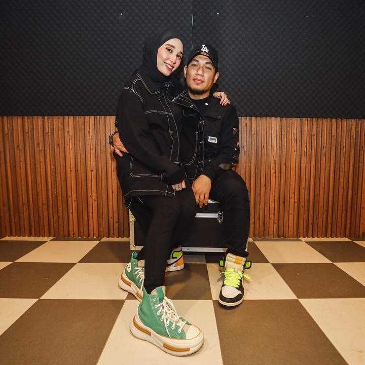 <p>Monica mengumumkan kehamilan ketiganya dengan cara unik nih Bunda. Saat Armada tampil di konser musik Berdendang Bergoyang (BBFest) 2022, Monica membuat kejutan tentang kehamilannya di atas panggung. Penonton pun terkejut dan memberikan sorakan kebahagiaan untuk Rizal dan Monica. “Alhamdulillah Ya Allah, serius nih? Allahuakbar..” ujar Rizal dikutip dalam video reels. (Foto: Instagram @monicaimas)</p>