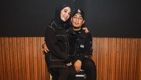<p>Monica mengumumkan kehamilan ketiganya dengan cara unik nih Bunda. Saat Armada tampil di konser musik Berdendang Bergoyang (BBFest) 2022, Monica membuat kejutan tentang kehamilannya di atas panggung. Penonton pun terkejut dan memberikan sorakan kebahagiaan untuk Rizal dan Monica. “Alhamdulillah Ya Allah, serius nih? Allahuakbar..” ujar Rizal dikutip dalam video reels. (Foto: Instagram @monicaimas)</p>