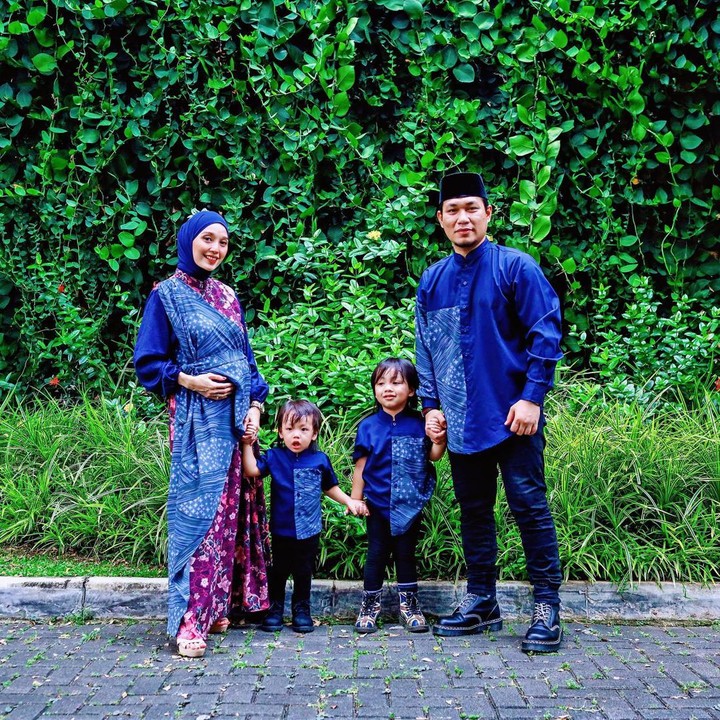 <p>Pada momen Lebaran, Monica juga mengabadikan momen keluarga kecil mereka dengan pakaian senada serta perutnya yang membuncit, Bunda. Ia pun mengucap syukur, "My always support system. Suami dan anak2 sholeh yang selalu jadi penyemangat untuk jalanin hidup yang InsyaAllah bahagia dan berkah." Kita doakan semoga Bunda Monica dan keluarga senantiasa sehat dan bahagia ya. (Foto: Instagram @monicaimas)</p>
