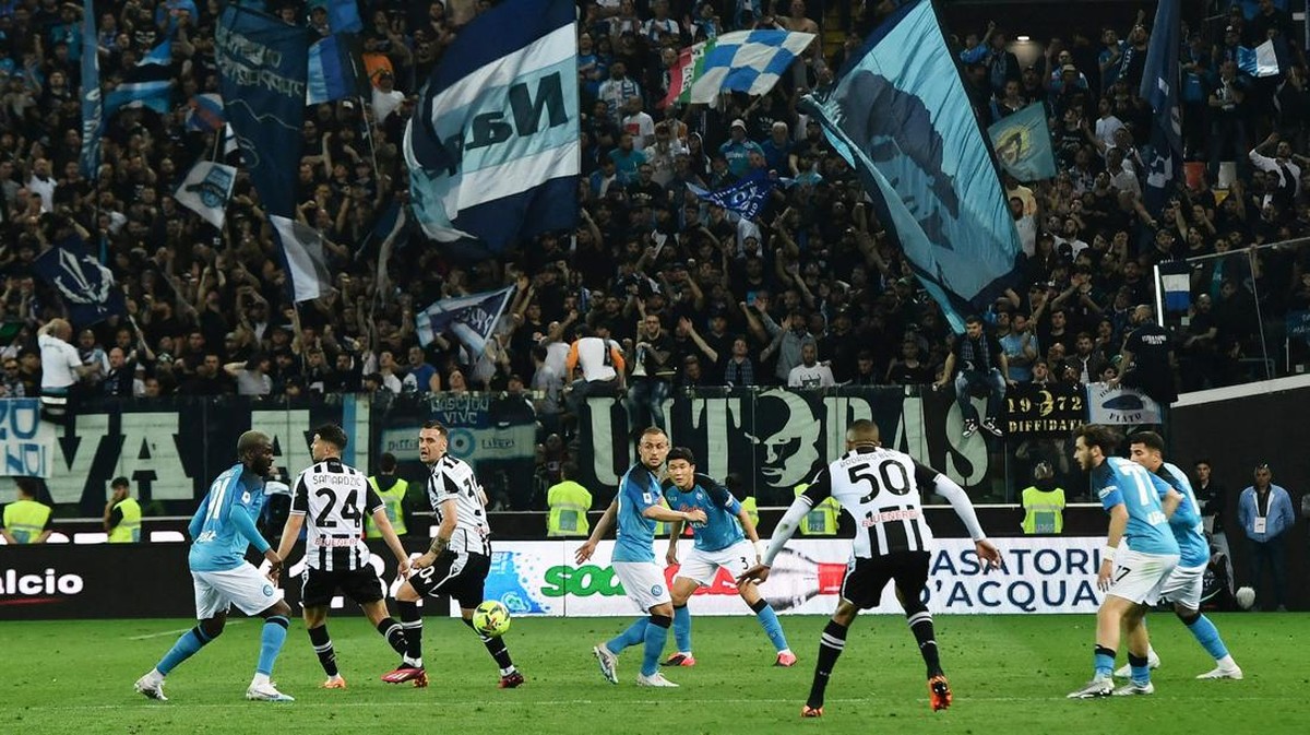 FOTO: Napoli Juara Lagi, Italia Selatan Senyum Kembali