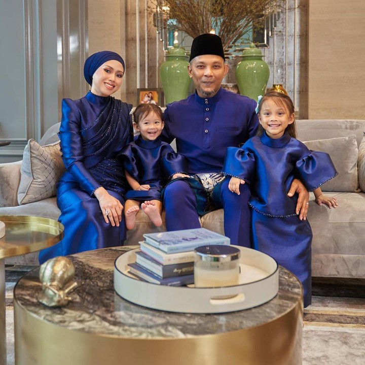 <p>Azrinaz Mahar Hakim menikah dengan pria bernama Fairos Khan Abdul Hamid pada 1 Mei 2018. Dari pernikahan itu, ia telah dikaruniai dua orang anak. (Foto: Instagram @azrinazmazharhakim)</p>