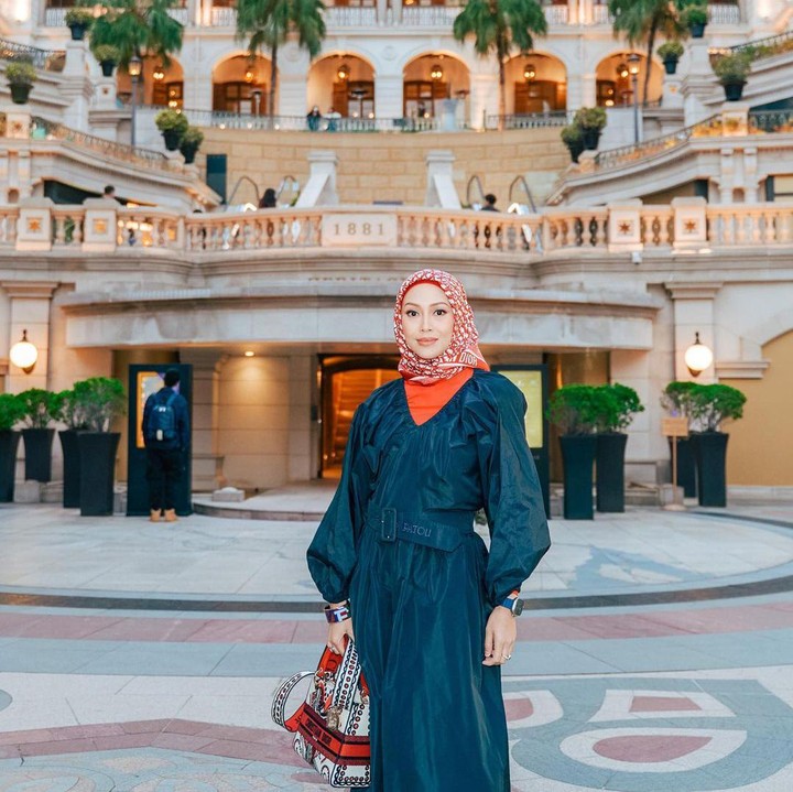 <p>Saat ini, Naz dan suami barunya sudah menikah selama 5 tahun. Lewat media sosial, Naz juga terlihat aktif menjalani berbagai kegiatan bersama keluarga. (Foto: Instagram @azrinazmazharhakim)</p>