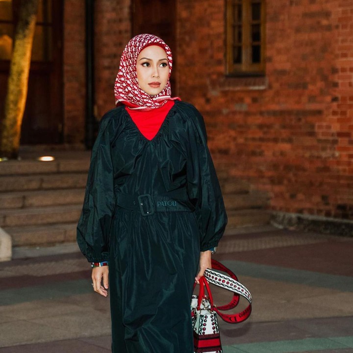 <p>Wanita kelahiran 23 September 1979 itu dikaruniai dua anak dari pernikahannya dengan Sultan Hassanal Bolkiah. Mereka adalah Pangeran Abdul Wakeel dan Putri Ameerah. Namun, perceraian itu membuat Naz tak bisa mengambil hak asuh anak lantaran mereka telah mendapatkan gelar kerajaan. (Foto: Instagram @azrinazmazharhakim)</p>