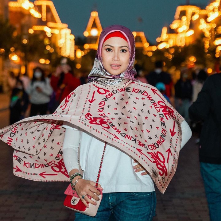 <p>Kehidupan Azrinaz Mahar Hakim usai berpisah dari keluarga Kerajaan Brunei Darussalam masih menarik atensi publik. Ia merupakan mantan istri Sultan Hassanal Bolkiah. (Foto: Instagram @azrinazmazharhakim)</p>