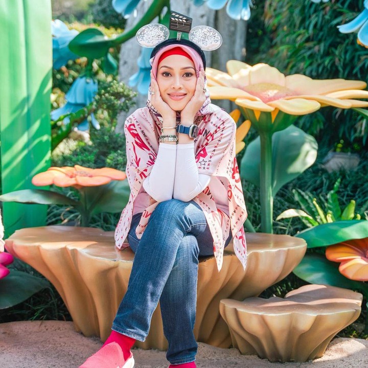 <p>Kini memiliki keluarga yang baru, kebahagiaan tak pernah luput dari wajah Naz. Wanita berusia 43 tahun ini tampak lebih bersinar ya, Bunda? (Foto: Instagram @azrinazmazharhakim)</p>