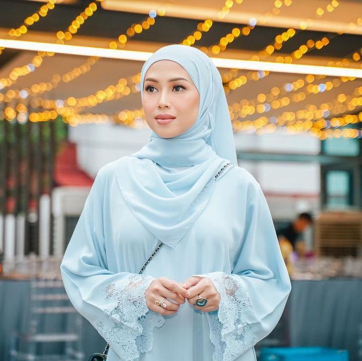 <p>Usai bercerai, Azrinaz Mahar Hakim dikabarkan sudah menikah lagi, Bunda. Ia membangun keluarga baru di Negeri Jiran usai delapan tahun menghabiskan waktu sendiri. (Foto: Instagram @azrinazmazharhakim)</p>