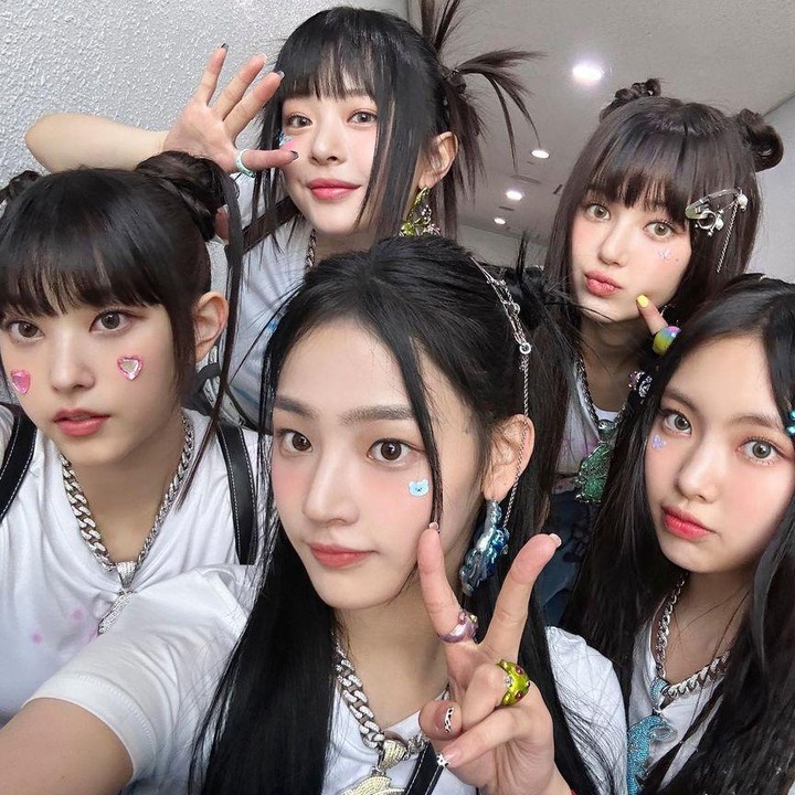 <p>NewJeans yang kerap tampil dengan gaya rambut kompak juga sempat terlihat dengan potongan hime cut. Potongan rambut tersebut dikreasikan dengan gaya rambut yang sesuai dengan karakter mereka. (Foto: Instagram @newjeans_official)</p>