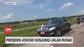 VIDEO: Momen Presiden Jokowi Kunjungi Jalan Rusak di Lampung