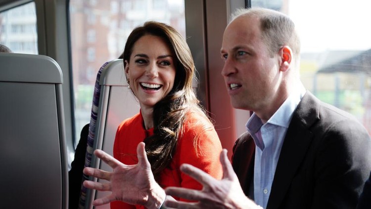 LONDON, ENGLAND - MAY 04: Prince William, Prince of Wales and Catherine, Princess of Wales travel on London Underground's Elizabeth Line in central London, on their way to visit the Dog & Duck pub in Soho to hear how it's preparing for the coronation of King Charles III and the Queen Consort, on May 4, 2023 in London, England. (Photo by Jordan Pettitt - WPA Pool/Getty Images)