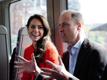 Momen Langka, Kate Middleton & Pangeran William Tunjuk Kemesraan di Publik