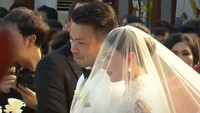 <p>Prosesi pemberkatan tersebut dilaksanakan pada pagi menjelang siang hari. Jessica Mila dan Yakup Hasibuan kompak mengenakan busana pengantin serba putih. (Foto: YouTube Jessica Mila)</p>