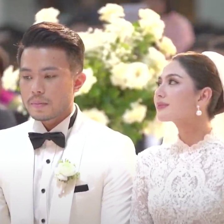 <p>Di hari bahagia itu, Jessica Mila tampil sangat memesona dalam balutan gaun pengantin beraksen berokat. Ia juga mengenakan veil atau tudung di kepalanya. (Foto: YouTube Jessica Mila)<br /><br /><br /></p>