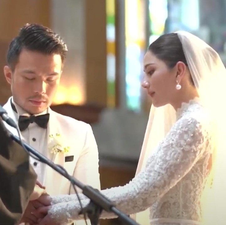 <p>Pasangan ini kemudian berdiri di hadapan pendeta untuk saling mengucapkan janji suci sehidup semati. Sebelum menikah, pasangan ini telah menjalin asmara selama beberapa waktu. Hubungan mereka pertama kali diungkapkan lewat media sosial pada Mei 2021. (Foto: YouTube Jessica Mila)<br /><br /><br /></p>