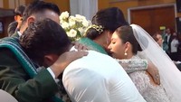 <p>Prosesi pemberkatan diselimuti dengan suasana haru ketika Jessica Mila dan Yakup Hasibuan meminta restu kepada orang tua mereka. (Foto: YouTube Jessica Mila)<br /><br /><br /></p>