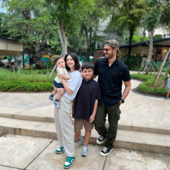 <p>Artis cantik Faradilla Yoshi menikah dengan kekasih hatinya, Bryan Mackenzie. Sebelumnya, Bryan telah memiliki seorang anak bernama Arjuna. (Foto: Instagram: @faradillayoshi)</p>
