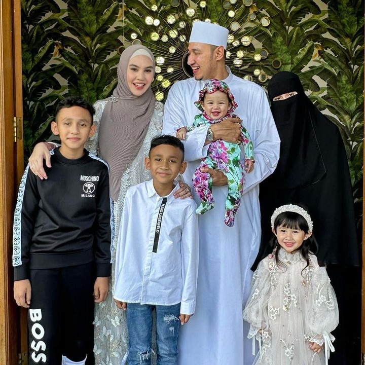 <p>Kartika Putri menikah dengan Habib Usman bin Yahya yang merupakan seorang duda anak tiga. Kartika pun sangat akrab dan dekat dengan ketiganya. (Foto: Instagram: @kartikaputriworld)</p>