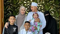 <p>Kartika Putri menikah dengan Habib Usman bin Yahya yang merupakan seorang duda anak tiga. Kartika pun sangat akrab dan dekat dengan ketiganya. (Foto: Instagram: @kartikaputriworld)</p>