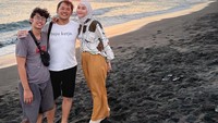 <p>Zaskia Adya Mecca sangat akrab dengan anak sambungnya, Barmastya Bhumi. Bhumi kerap menghabiskan waktu untuk berkumpul dan berlibur bersama Zaskia dan adik-adik sambungya. (Foto: Instagram: @zaskiadyamecca)</p>