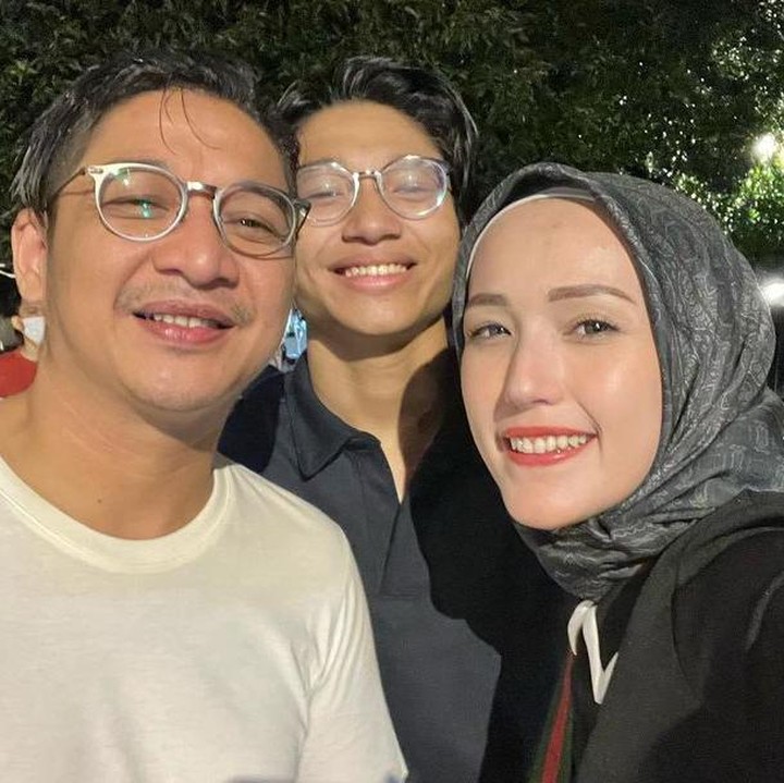 <p>Adelia Pasha sangat akrab dengan sang putra sambung, Keisha Alvaro, Bunda. Keduanya kerap menemani Pasha saat manggung di berbagai tempat. lho. (Foto: Instagram: @adeliapasha)</p>
