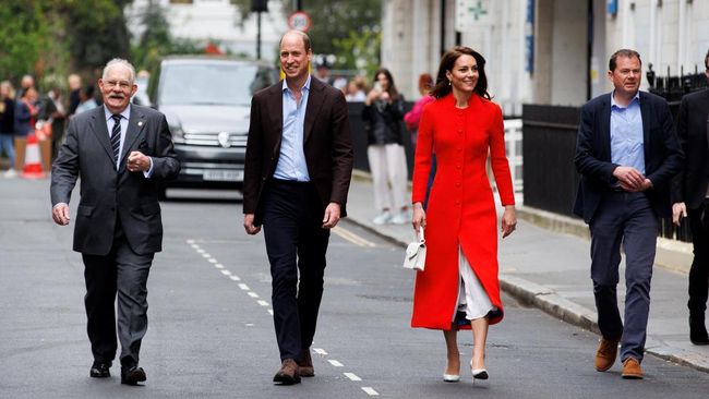 Princess Of Wales, Kate Middleton terlihat menghadiri pesta penobatan Raja Charles III mengenakan mantel berwarna merah cerah.