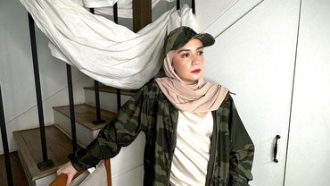 img-title Tak Pakai Hijab dan Berkata Kasar Saat Live, Putri Anne Banjir Cibiran