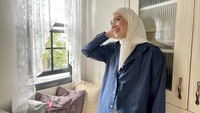 <p>Rumah ini diketahui memiliki banyak jendela, sehingga sirkulasi udaranya mengalir dengan sangat baik. Selain itu, pemilihan warnanya turut membuat rumah ini terkesan sangat menenangkan, kan? (Foto: Instagram: anneofficial1990)<br /><br /><br /></p>