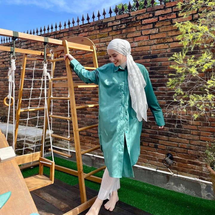 <p>Di halaman luar, rumah ini dilengkapi ayunan dengan material kayu untuk sang anak, Ibrahim Jalal Ad Din Rumi. (Foto: Instagram: anneofficial1990)<br /><br /><br /></p>