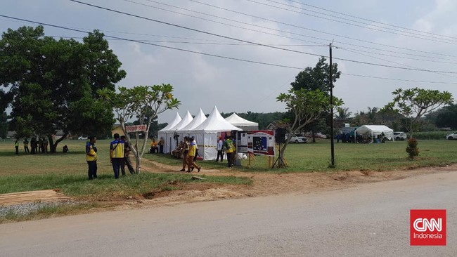 Personel polisi hingga ASN Lampung Tengah bersiap menyambut kedatangan Presiden Jokowi pada Jumat (5/5) siang ini.