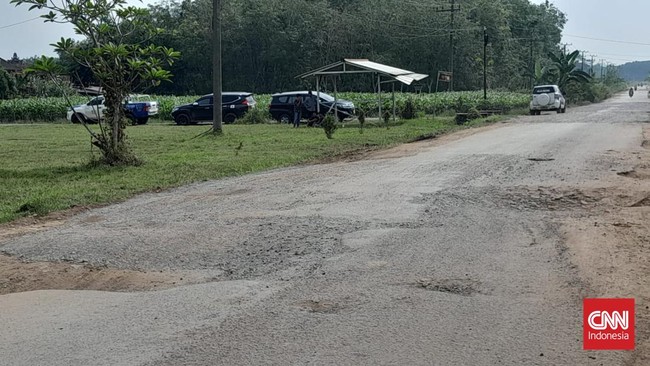 Jokowi kembali mengingatkan bahwa infrastruktur, terutama jalan, menjadi bagian penting dalam pembangunan daerah.