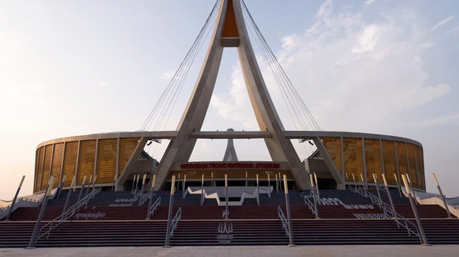 Kontingen Indonesia mengusung nilai kebinekaan pada defile upacara pembukaan di Morodok Techo National Stadium, Phnom Penh, Jumat (5/5).