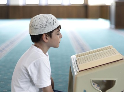 Makna Fabiayyi Ala Irobbikuma Tukadziban & Alasan Diulang 31 Kali, Ajarkan ke Anak