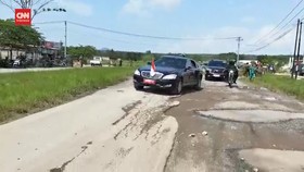 VIDEO: Momen Mobil Jokowi Terobos Jalan Rusak di Lampung