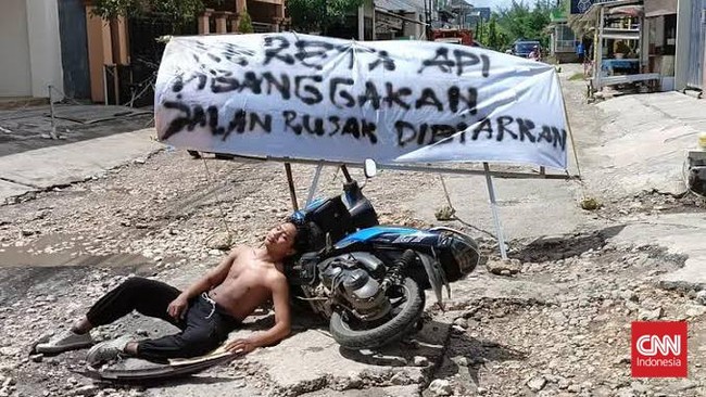 Kerusakan jalan yang parah sebenarnya tak hanya terjadi di Lampung. Kerusakan juga terjadi di sejumlah daerah di Indonesia, bahkan lebih parah dari Lampung.
