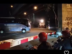 Viral 2 Bus TNI AL Terobos Pelintasan Kereta di Malang, Ini 3 Hal Diketahui