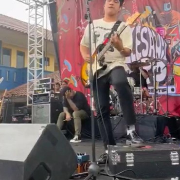 Ceraikan Inara, 7 Potret Detik-detik Virgoun Nangis di Panggung Ditenangkan Widy