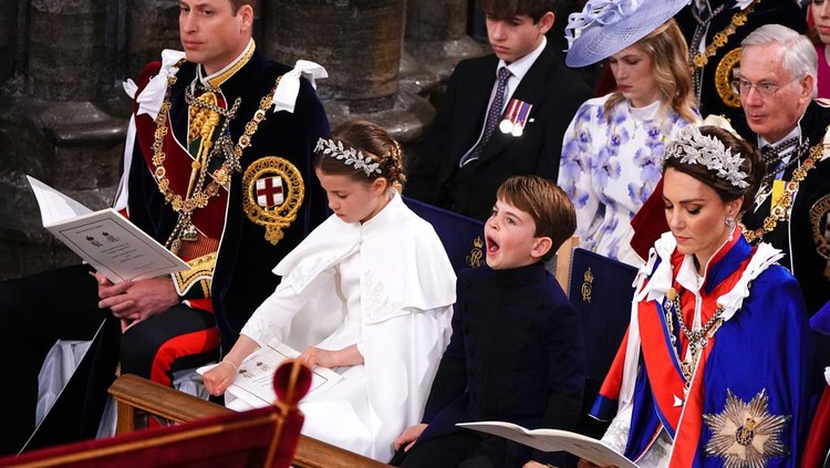 LONDON, ENGLAND - MAY 06: Britain's Prince William, Prince of Wales, Princess Charlotte, Prince Louis and Britain's Catherine, Princess of Wales attend the Coronation of King Charles III and Queen Camilla at Westminster Abbey on May 6, 2023 in London, England. The Coronation of Charles III and his wife, Camilla, as King and Queen of the United Kingdom of Great Britain and Northern Ireland, and the other Commonwealth realms takes place at Westminster Abbey today. Charles acceded to the throne on 8 September 2022, upon the death of his mother, Elizabeth II. (Photo by Yui Mok  - WPA Pool/Getty Images)