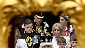 Makna Jubah dan Gaun Camilla di Momen Penobatan Raja Charles III