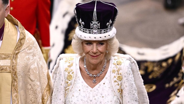 LONDON, ENGLAND - MAY 06: Queen Camilla departs the Coronation service of King Charles III and Queen Camilla at Westminster Abbey on May 06, 2023 in London, England. The Coronation of Charles III and his wife, Camilla, as King and Queen of the United Kingdom of Great Britain and Northern Ireland, and the other Commonwealth realms takes place at Westminster Abbey today. Charles acceded to the throne on 8 September 2022, upon the death of his mother, Elizabeth II. (Photo by Gareth Cattermole/Getty Images)